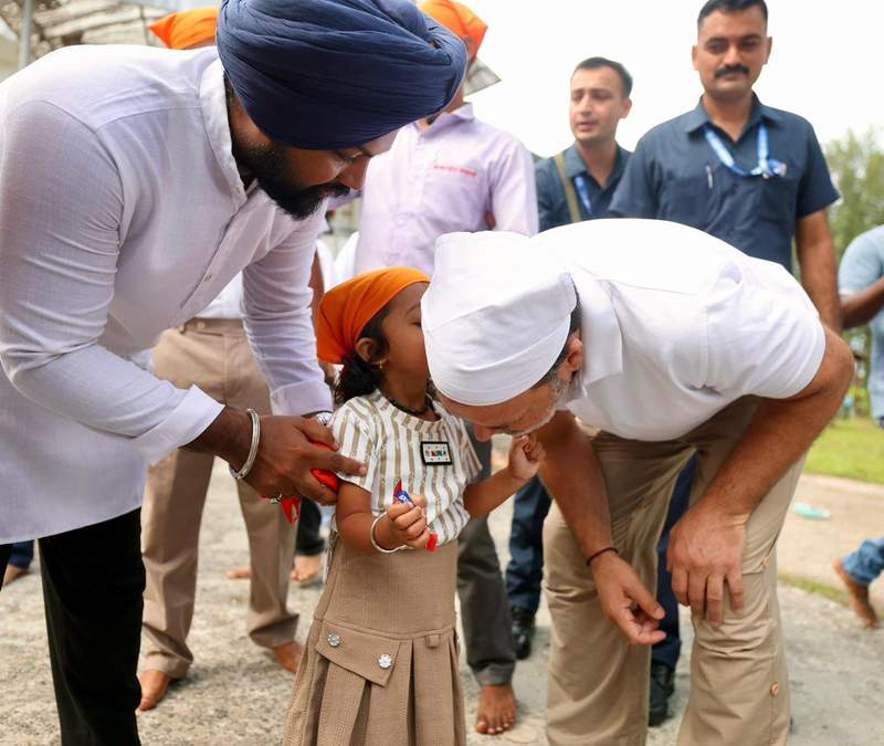 Image from: Rahul Gandhi pays obeisance at Campbell Bay gurdwara in Andaman and Nicobar Islands