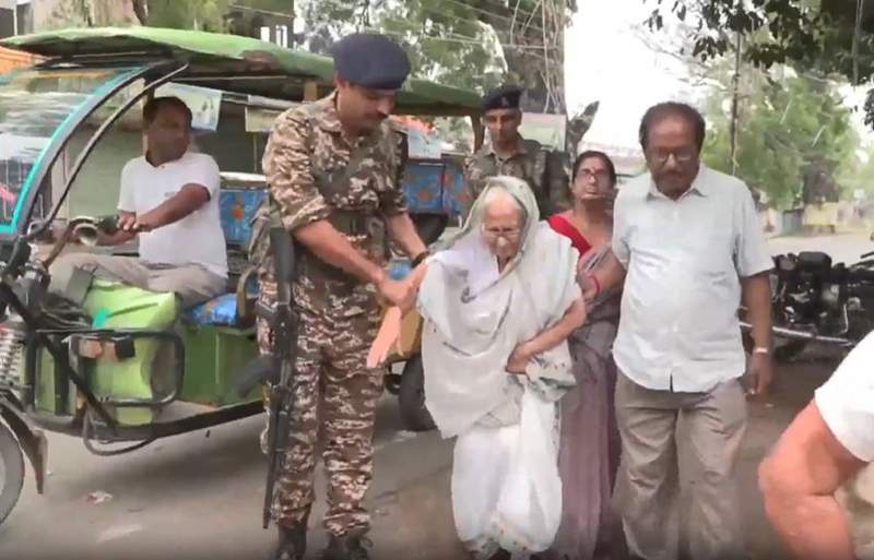 Image from: WB polls: Security forces officials assist elderly voters to cast their votes