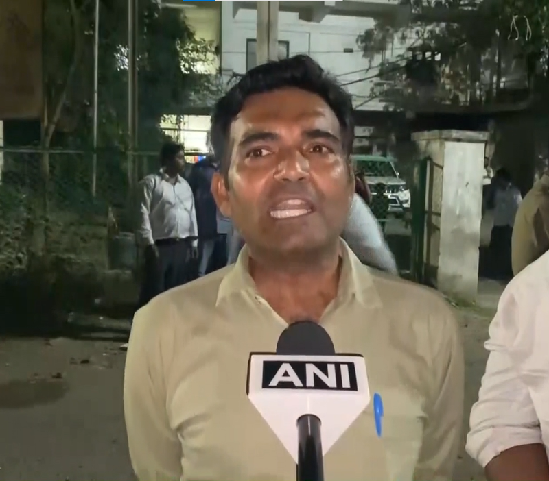 Image from: Uttar Pradesh: Electric Department Junior Engineer climbs telephone tower over suspension in Prayagraj