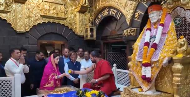 Image from: Nita Ambani offers prayers at Shirdi Sai Baba Temple
