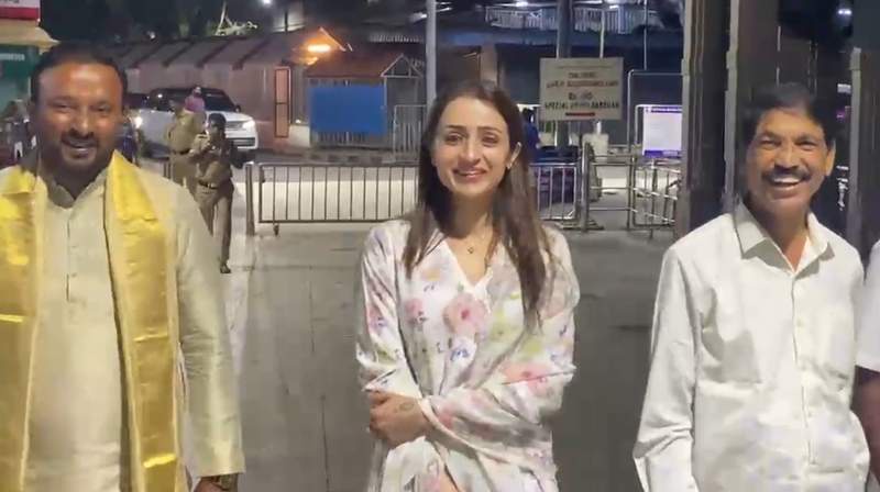 Image from: Trisha Krishnan seeks blessings at Tirumala Venkateswara Temple during early morning darshan