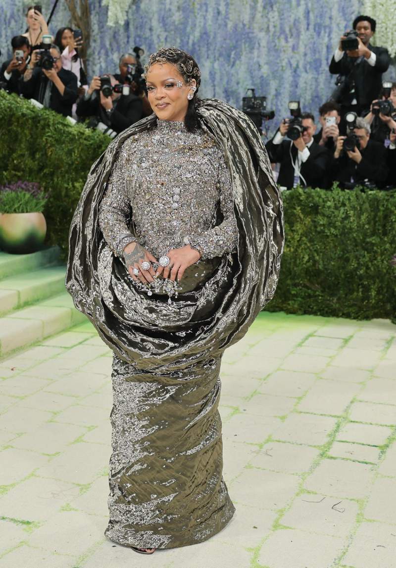 Image from: Rihanna's liquid metal dress turns heads at Met Gala 2026