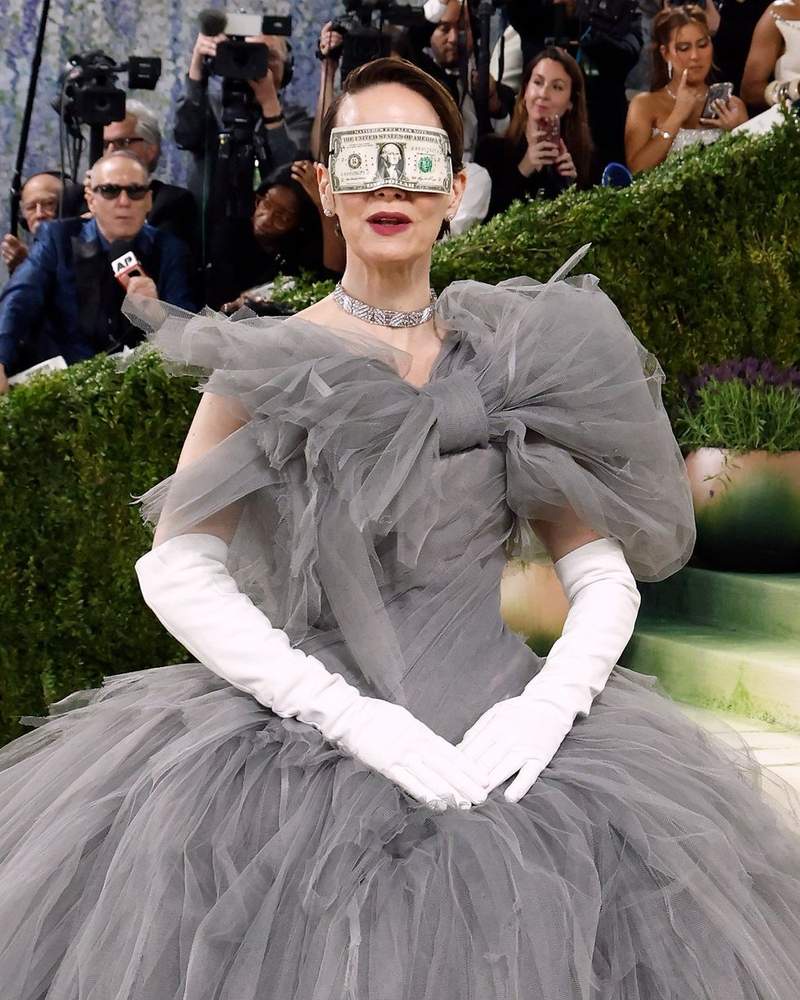 Image from: Sarah Paulson sparks fury with 'tone-deaf' Met Gala outfit as Hollywood star takes political stand
