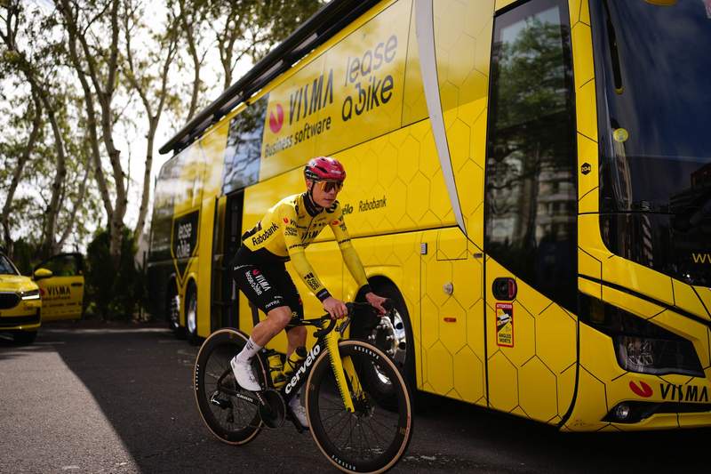 Image from: Magnier wins first stage of Giro, multi-rider crash close to finish