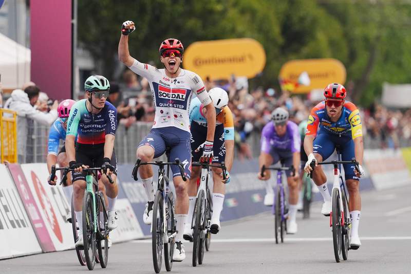 Image from: Magnier wins first stage of Giro, multi-rider crash close to finish