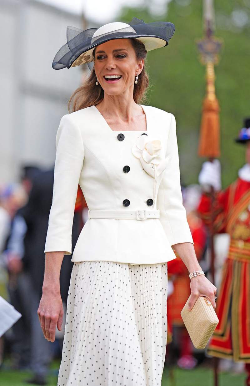 Image from: Catherine and Zara dazzle in stunning dresses at Buckingham Palace party