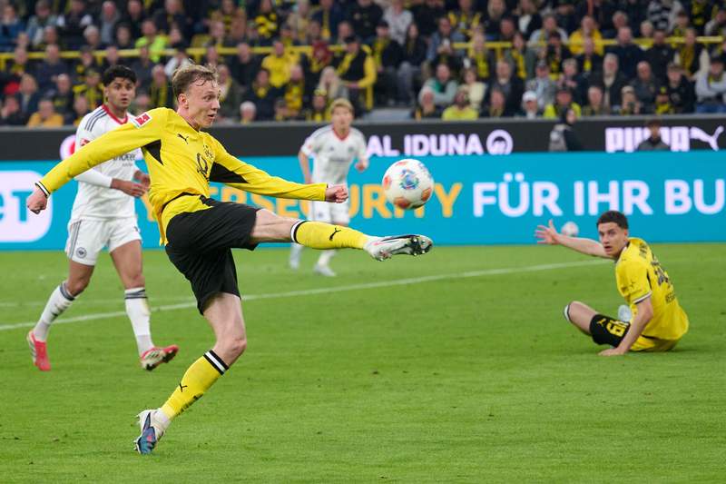 Image from: Frankfurt lose in Dortmund as Riera's prospects and Euro hopes hit
