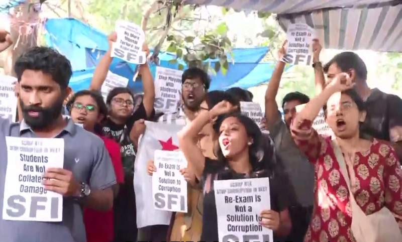 Image from: SFI breaches barricades, storms CAG office in Keralam protest over NEET-UG cancellation