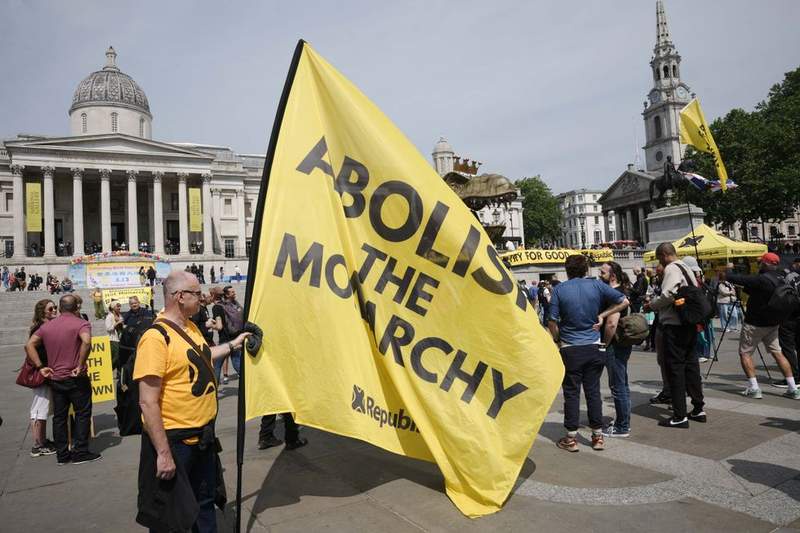 Image from: King and Queen met with protests regarding Andrew Mountbatten-Windsor on route to Parliament