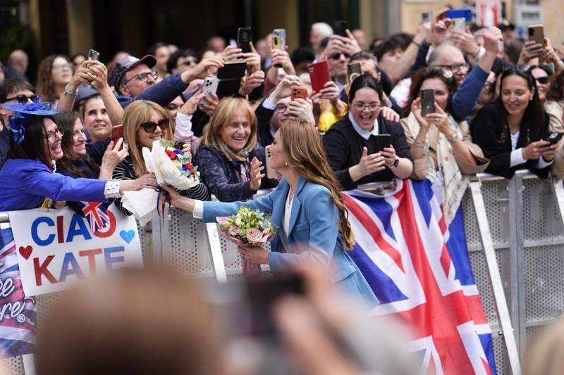 Image from: Princess of Wales draws screaming crowds in Italy as Catherine's real mission begins