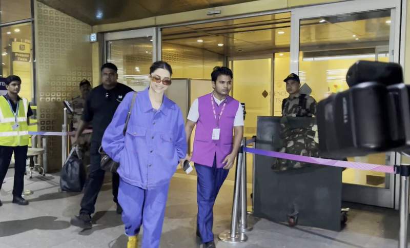 Image from: Wondering how to dress for airports? Take fashion cues from Deepika Padukone's latest look