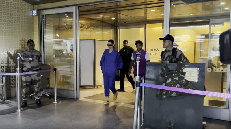 Image from: Wondering how to dress for airports? Take fashion cues from Deepika Padukone's latest look