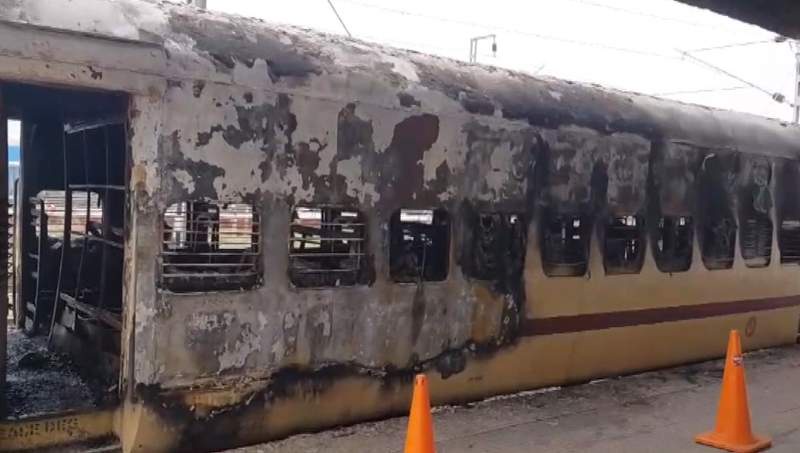 Image from: Bihar: Fire breaks out in passenger train at Sasaram Railway Station, no injuries reported