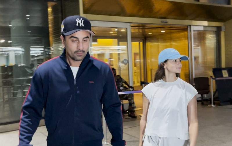 Image from: Alia Bhatt back from Cannes, makes stylish appearance at airport with husband Ranbir Kapoor