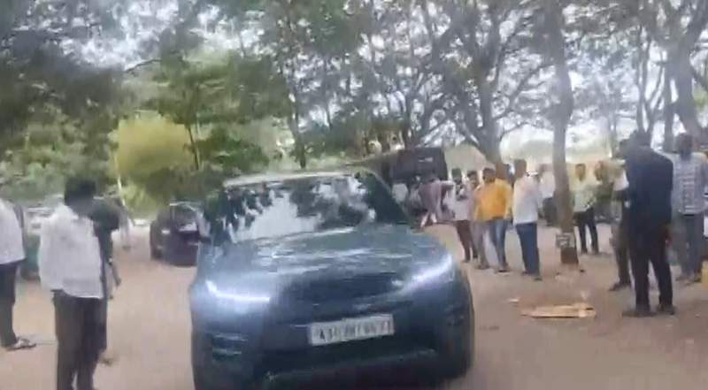 Image from: On Kannada actor Darshan's wedding anniversary, his wife and son visit him at Parappana Agrahara jail