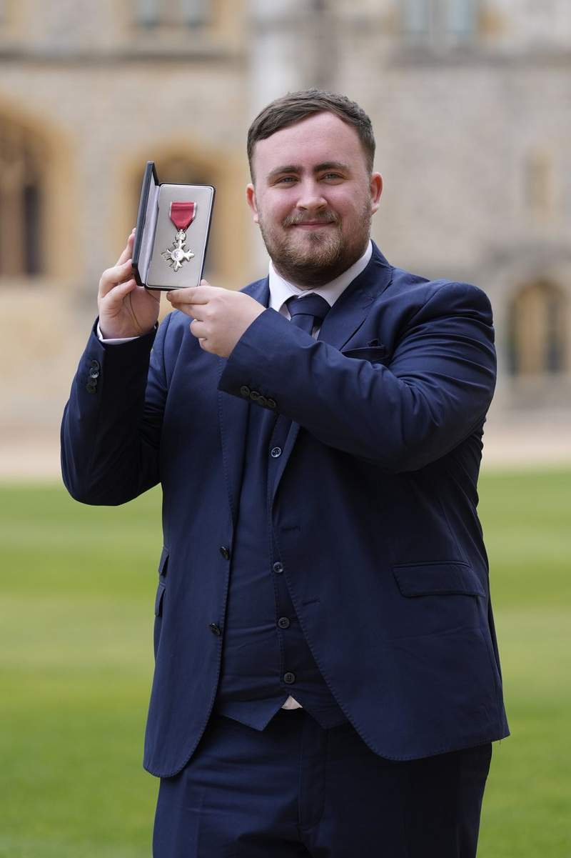 Image from: William bestows honour on Luke Littler as a host of stars receive recognition at Windsor Castle