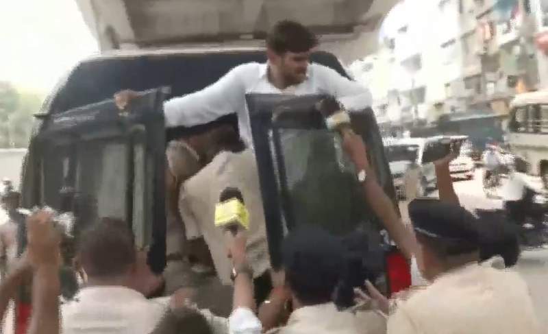 Image from: Bihar: Police detains BPSC TRE 4 aspirants protesting outside Patna College demanding release of exam notification