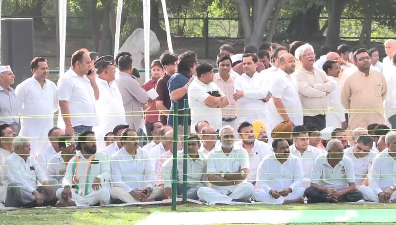 Image from: Delhi: Congress leaders pay tribute at Vir Bhumi on 35th death anniversary of former PM Rajiv Gandhi