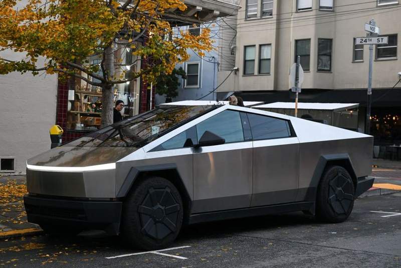 Image from: Tesla driver arrested after steering car into lake to test 'wade mode' - then getting stuck