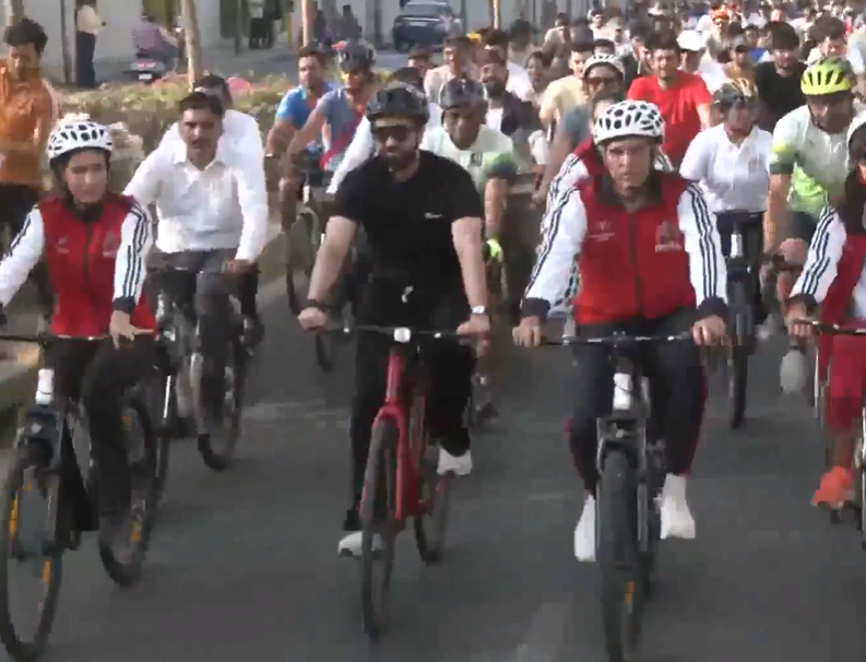Image from: Ayushmann Khurrana joins Union Sports Minister at 75th Fit India Sundays cycle event in Ahmedabad