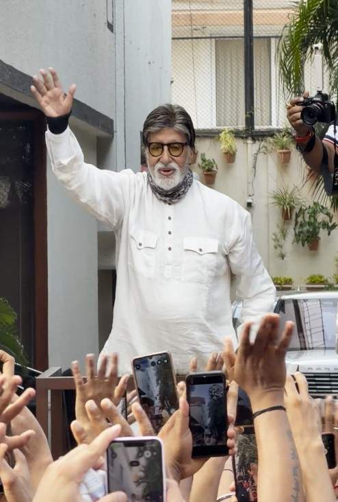 Image from: Amitabh Bachchan greets fans outside Jalsa during Sunday darshan, putting health rumours to rest
