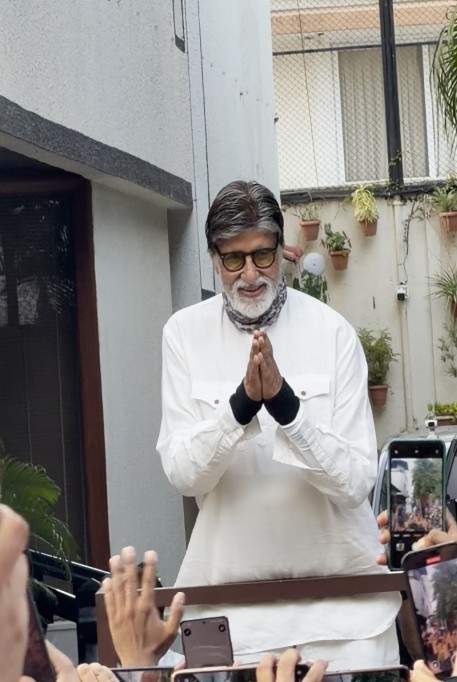 Image from: Amitabh Bachchan greets fans outside Jalsa during Sunday darshan, putting health rumours to rest