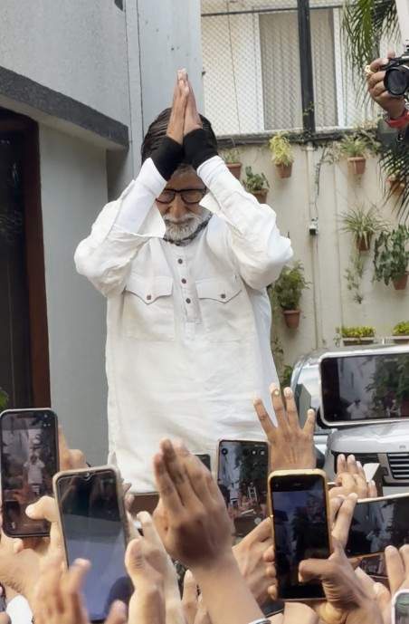 Image from: Amitabh Bachchan greets fans outside Jalsa during Sunday darshan, putting health rumours to rest