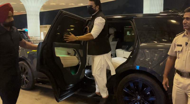Image from: Ranveer Singh keeps it classy in kurta-pyjama, Nehru jacket during airport appearance