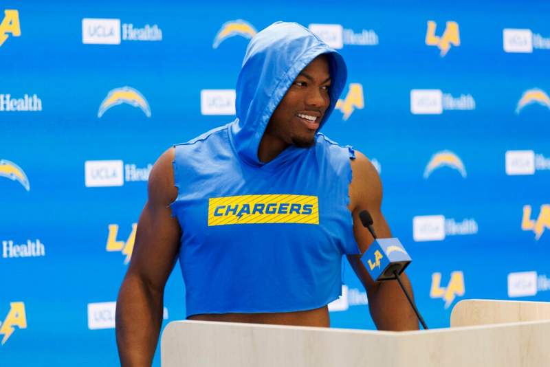Image from: Daiyan Henley explains why Chargers OC Mike McDaniel is ‘more strange’ than Jim Harbaugh