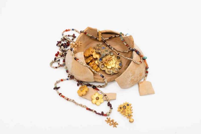Image from: Archaeologists Just Unearthed a Well-Preserved 1,100-Year-Old Hoard of Gold Jewelry Along an Ancient Route in Saudi Arabia