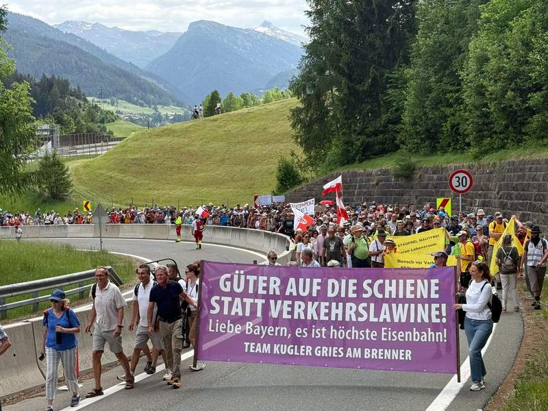 Image from: Thousands attend Austrian protest against congestion on key Alps route