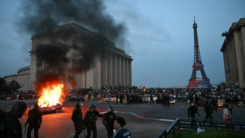 Image from: PSG players parade Champions League trophy at Eiffel Tower after night of unrest in Paris