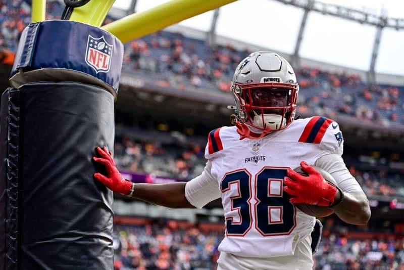 Image from: Mike Vrabel’s nightmare avoided as Patriots star survives frightening Matt Rife collision