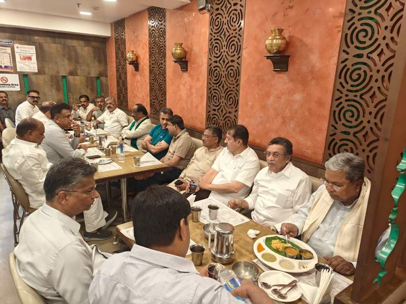 Image from: Caretaker Karnataka CM Siddaramaiah holds breakfast meeting at 'Saravana Bhavan' in Delhi