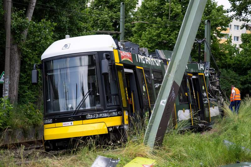 Image from: Some 20 injured in serious tram accident in Berlin