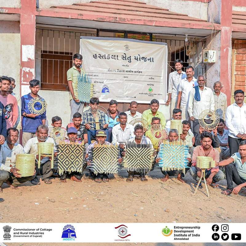 Image from: Gujarat government's 'Hastkala Setu Yojana' emerges as strong support for artisans skilled in traditional crafts
