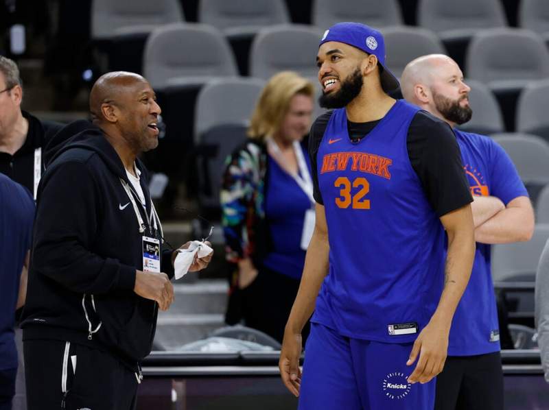 Image from: New York Knicks fans react to Mike Brown asking Karl-Anthony Towns to take off clothing accessory