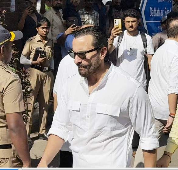 Image from: Pahlaj Nihalani cremated in Mumbai, Saif Ali Khan, Varun Dhawan, David Dhawan, Boney Kapoor pay last respects