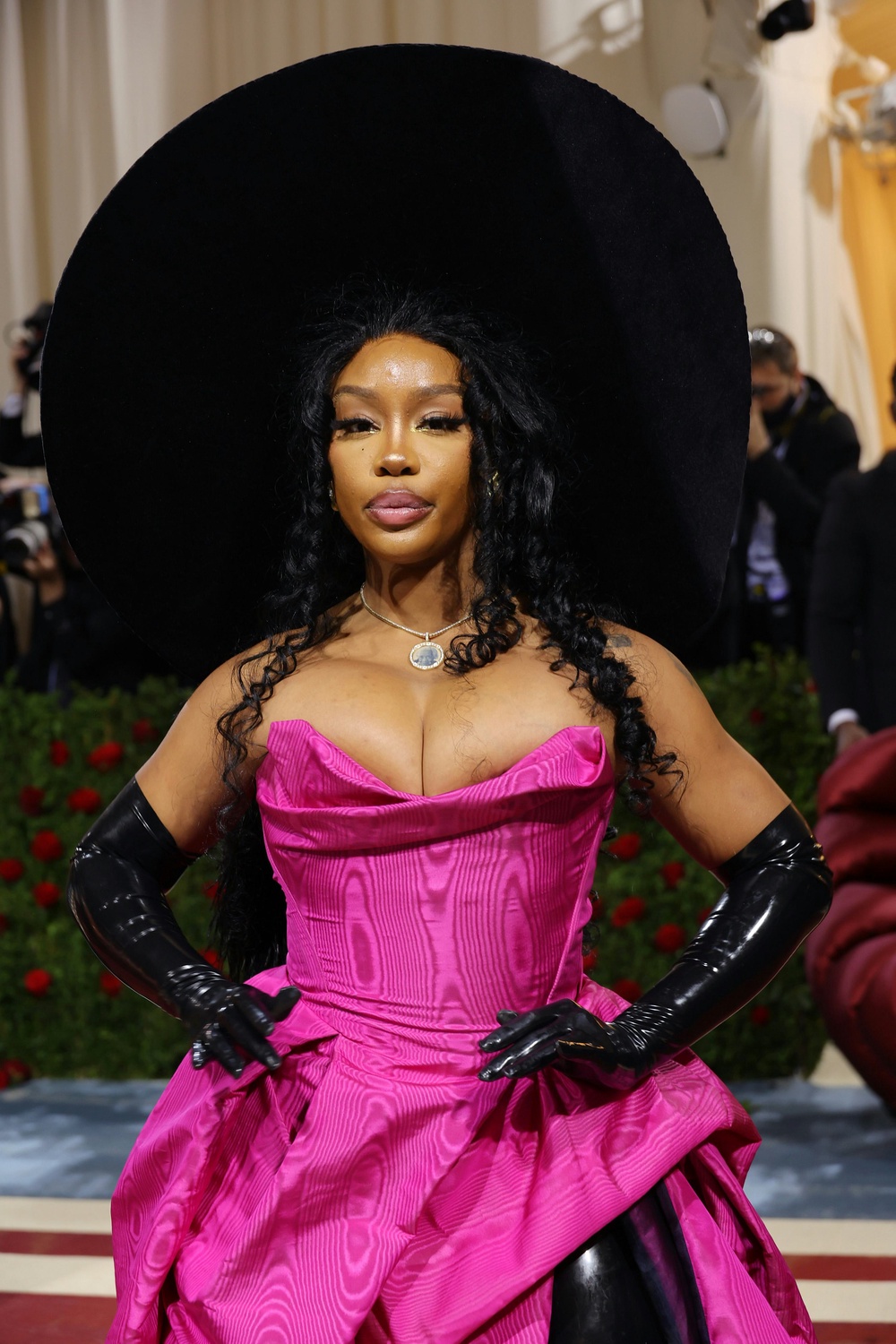 You Need To See This: Highest 2 Lowest Nyc Premiere Red Carpet Fashion Moments - 69p0b8y