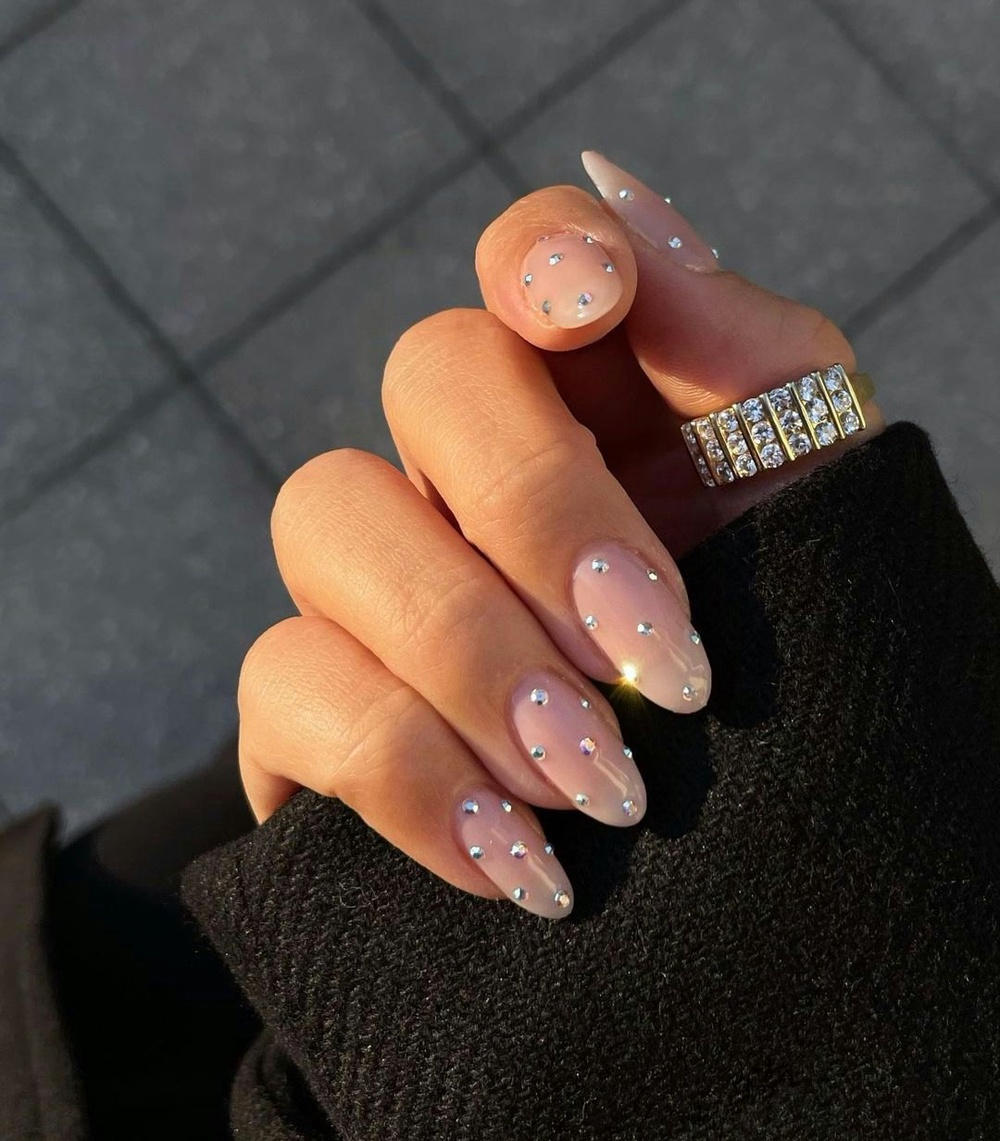 20 Short, AlmondShaped Nail Designs That Are So OnTrend For 2024