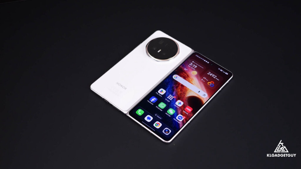 Image from: HONOR Magic V6 Takes Aim at Foldable Rivals With Giant “Scoreboard” Takeover at TRX