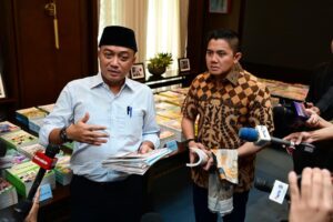 Govt to Renew School Textbooks Nationwide
