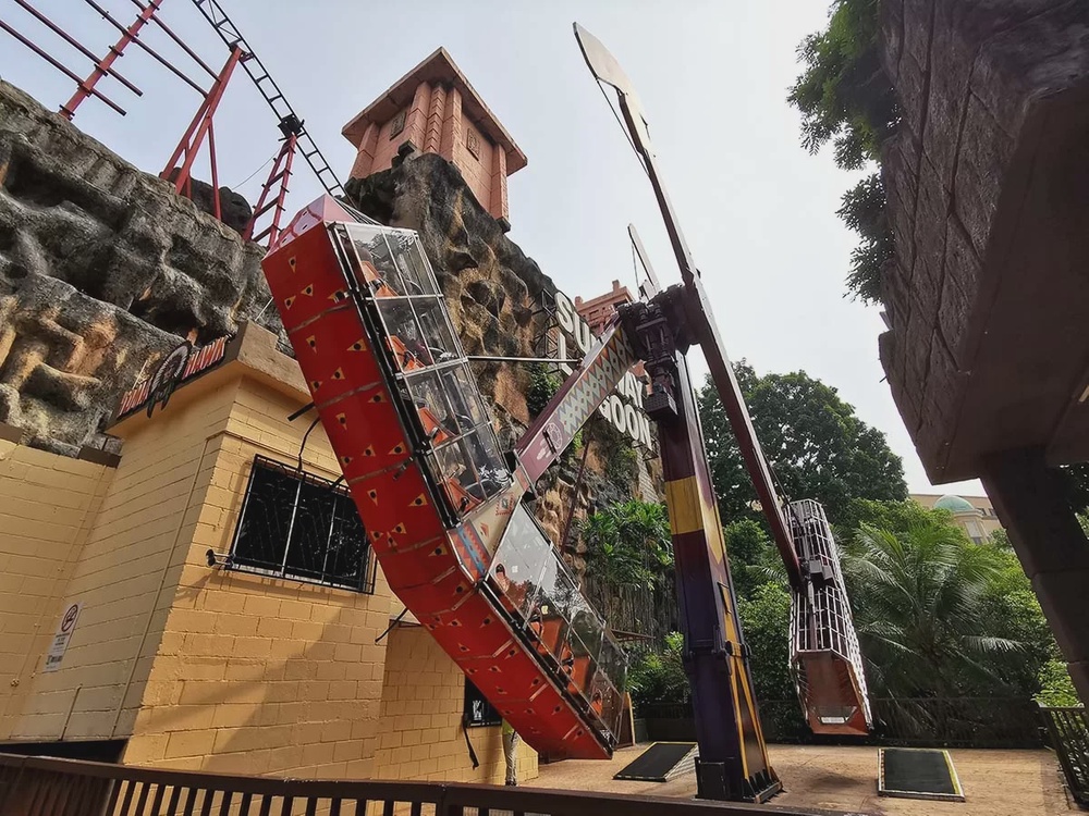 View of the Tomahawk ride from the queuing point.jpg
