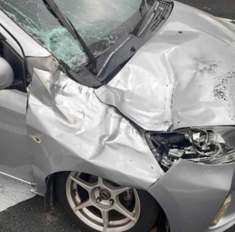 Image from: ‘Flying’ lorry tyre smashes front of Axia waiting at traffic light (video)