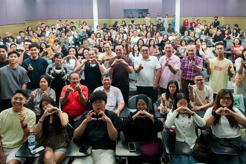 Image from: Steven Sim helps busker raise RM100k for wife's cancer treatment