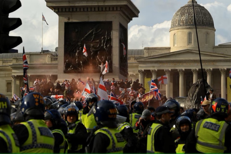 Clashes in London as 110,000 join far-right rally against immigration