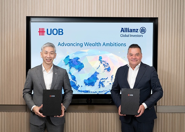 Encik Leong Yung Chee (kiri), Ketua Pegawai Kewangan, UOB, bersama Encik Tobias Pross, Ketua Pegawai Eksekutif, Allianz Global Investors, di majlis menandatangani kerjasama pengedaran strategik.