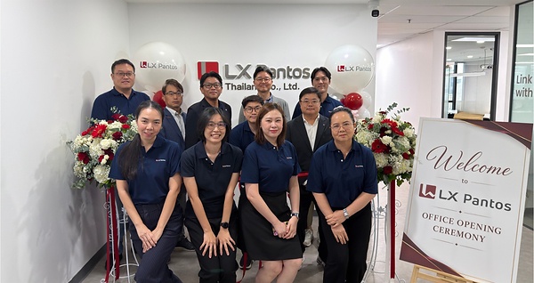 [Photo] LX Pantos Thailand employees pose for a group photo at the opening ceremony