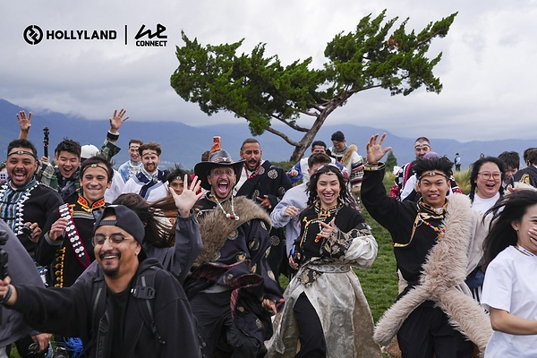 Creators in traditional ethnic attire enjoy the scenery and share memorable moments in Yunnan.