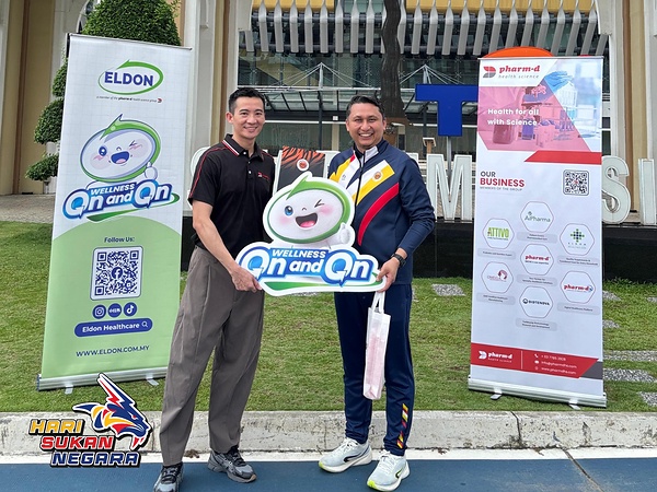 (Dari kiri ke kanan): Encik Sam Ng, Pengurus Pemasaran Eldon Healthcare Sdn Bhd, bersama Encik Syahmi Bin Mohd Anis, Penolong Pengarah Kanan, Cawangan Penggalakkan Dan Pembangunan Sukan, Kementerian Belia dan Sukan (KBS), menyempurnakan pelantikan ELDON sebagai salah satu Rakan Strategik sempena Hari Sukan Negara yang bakal berlangsung dari 9 hingga 11 Oktober.
